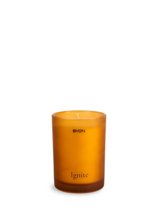 Parfémovaná svíčka IGNITE AMBER BYON Front Parfémovaná svíčka IGNITE AMBER BYON Front